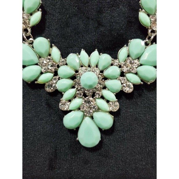 Fancy Floral Tear Drop Shape Turquoise Beaded Necklace - Picture 5 of 7